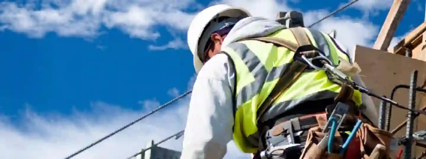 Banner com foto de um homem utilizando Equipamentos de Proteçâo Individual para trabalho em altura